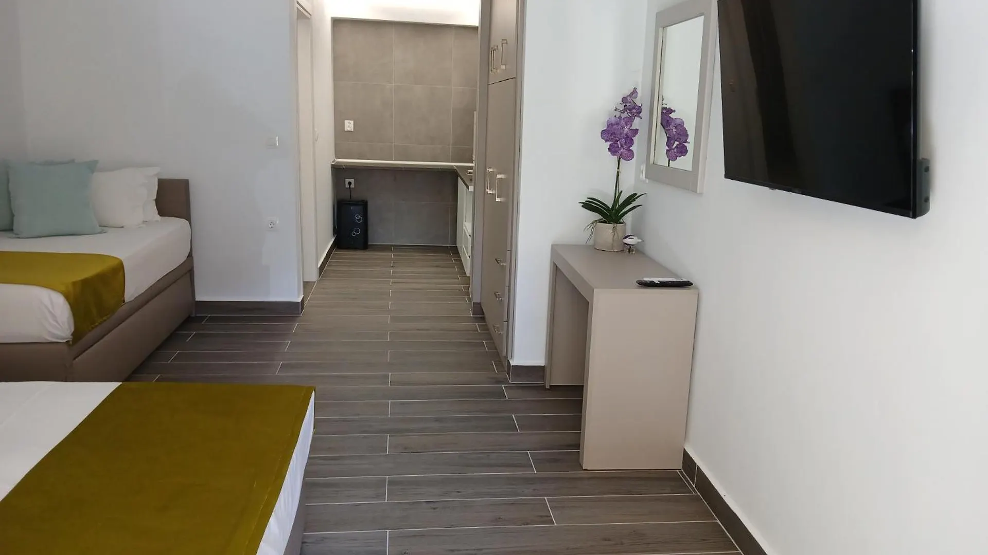 By The Sea Apartments-Studios Siviri