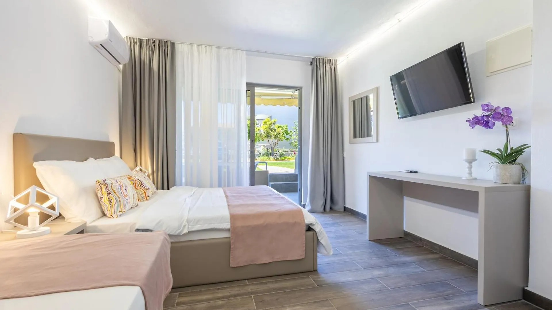 By The Sea Apartments-Studios 시비리