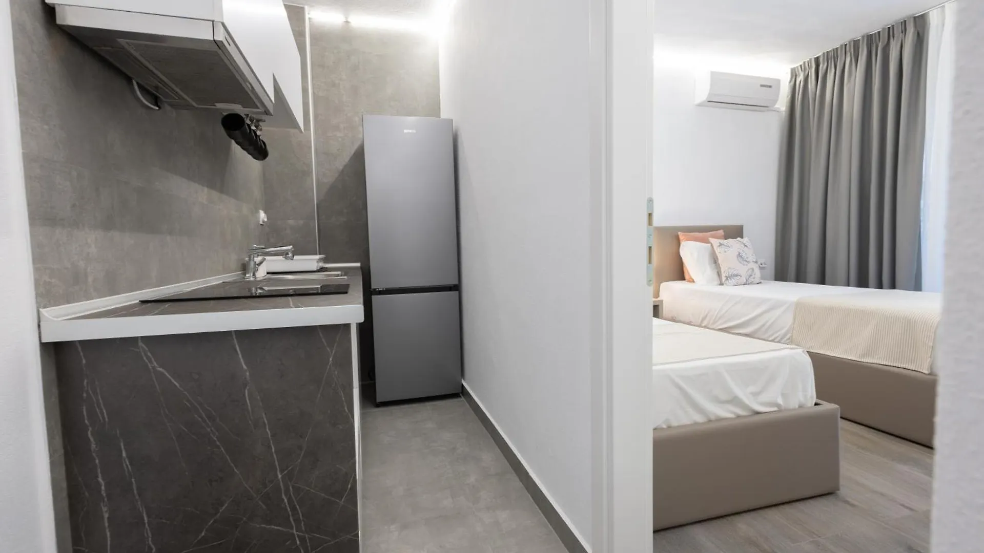 By The Sea Apartments-Studios 시비리 0*,  그리스